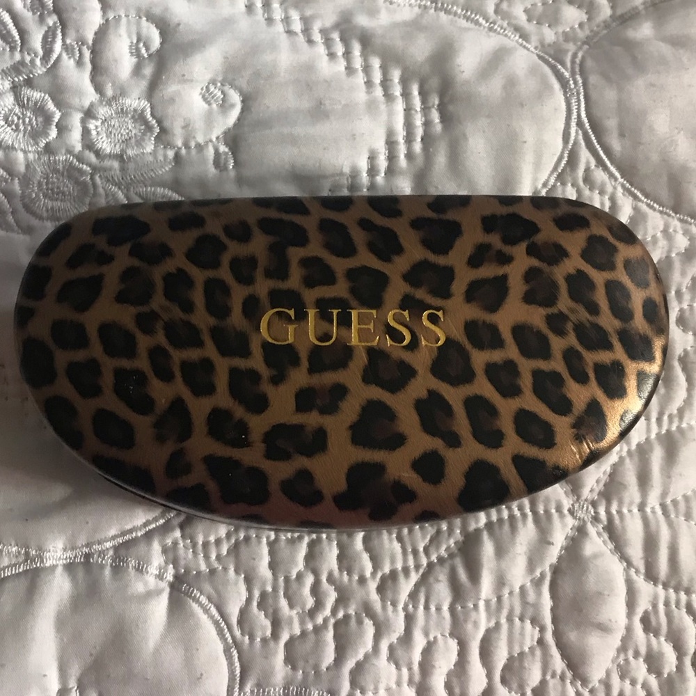 ♥️🦋♥️ Guess - sunglasses case only .